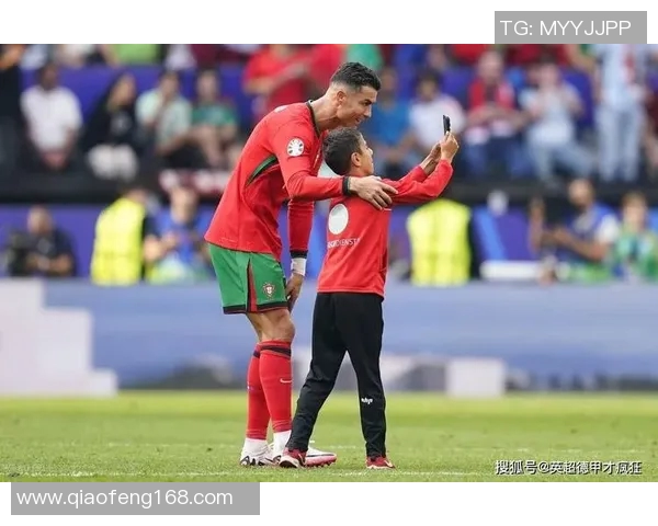 欧冠赛场惊现奇葩瞬间球迷冲入场内夺走C罗球衣